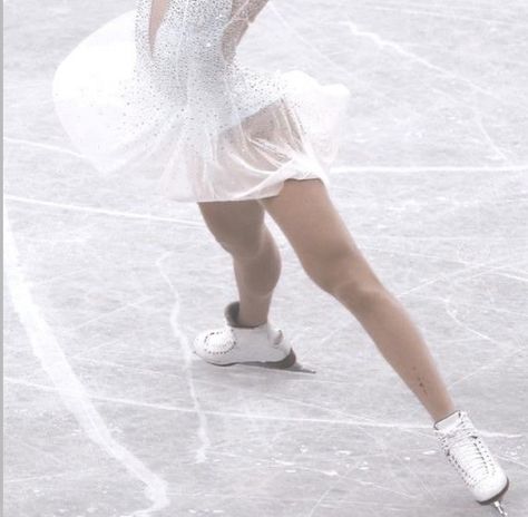 Ice Skating Coquette Outfit, Coquette Skating, Pink Ice Skating Aesthetic, Blonde Ice Skater, Ice Skating Girl Aesthetic, Ice Skating Coquette, Pink Figure Skating Aesthetic, Snow Princess Aesthetic Outfits, Ice Princess Aesthetic