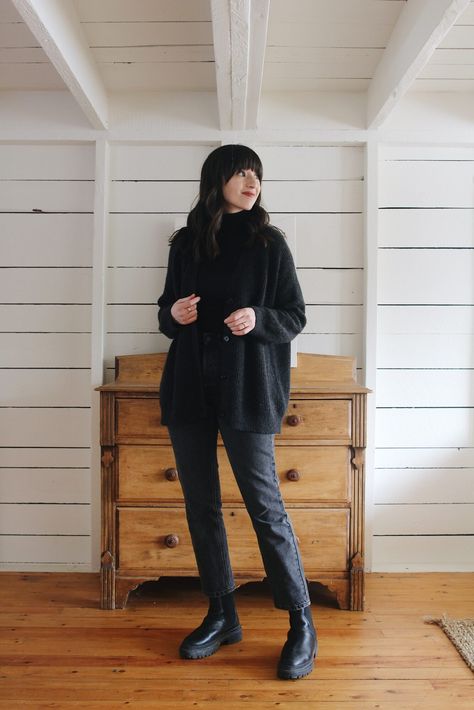 Charcoal Cardigan Outfit, Professor Costume, Long Black Cardigan Outfit, Black Cardigan Outfits, Professor Outfits, Black Cardigan Outfit, Professor Style, Workwear Capsule, Monochrome Style