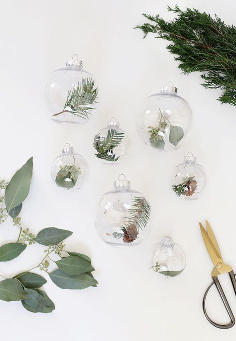 DIY Fresh Greenery Ornaments @themerrythought Clear Baubles Ideas, Diy Greenery, Scandinavian Christmas Ornaments, Natural Christmas Decor, Thanksgiving Decorations Diy, Natural Christmas, Crafts To Make And Sell, Minimalist Christmas, Green Decor