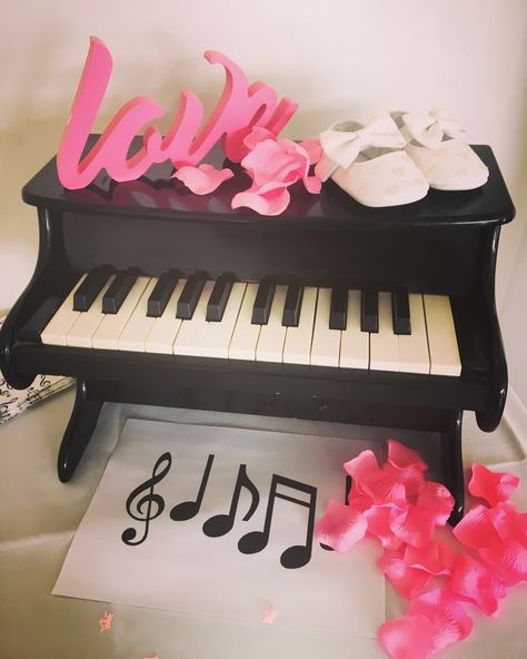 Musical themed baby shower - baby piano Music Themed Gender Reveal, Creative Baby Shower Themes, Shower Music, Baby Piano, Music Themed Parties, Pink Music, Creative Baby Shower, Baby Gender Reveal Party