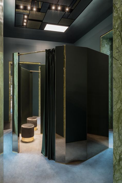 Dimore Studio inserts an aesthetically uncensored fashion boutique into a 17th-century palazzo - News - Frameweb Marble Moulding, Dimore Studio, Upholstered Wall Panels, Store Concept, Fitting Room, Turin Italy, Boutique Interior, Changing Room, Retail Interior