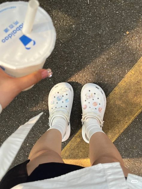 White Crocs Jibbitz Ideas, White Crocs Aesthetic, White Crocs Outfit, Crocs Aesthetic, Crocs With Charms, Crocs Ideas, Crocs Outfit, Platform Crocs, White Crocs