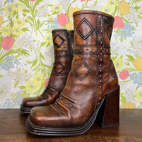 Brown Western Boots, Look Boho Chic, Mode Hippie, Estilo Hippie, Funky Shoes, Shoe Inspo, Aesthetic Shoes, Swag Shoes, Mode Inspo