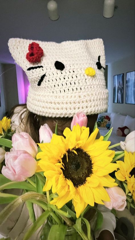 crotchet hat Kyahnextdoor Living Room, Miss Kitty, Fav Youtubers, Project Ideas, Youtubers, Crochet Projects, Hello Kitty, Kitty, Crochet