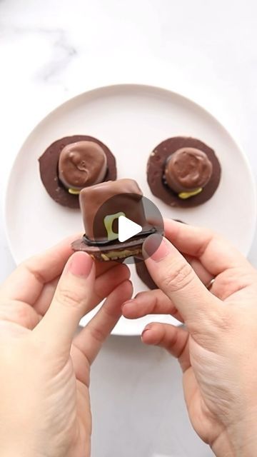 The Crafting Chicks | Creative Ideas for Everyday life on Instagram: "Chocolate Covered Pilgrim Hats? Yes please! These are so easy to make with kids, and use only 3 ingredients. Add them to your thanksgiving celebrations. Find all the info here: https://thecraftingchicks.com/ chocolate-covered-pilgrim-hats-a-sweet-thanksgiving-treat/ Or leave a comment and I’ll send the link to your messages. #craftingchicks #snacksforkidd #healthysnacks #foodblogger #food #foodie #abmlifeissweet #buzzfeed #buzzfeedfood #instafood #foodstagram #feedfeed #foodphotography #foodlover #foodblog #eeeeeats #yummy #foodpics #huffposttaste #delicious #buzzfeast #yum #foodies #instagood #thanksgivingsnacks" Pilgrim Hat Cookies, Pilgrim Hats, Thanksgiving Snacks, Marshmallow Cookies, Pilgrim Hat, Thanksgiving Treats, Thanksgiving Celebration, Buzzfeed Food, Thanksgiving Desserts