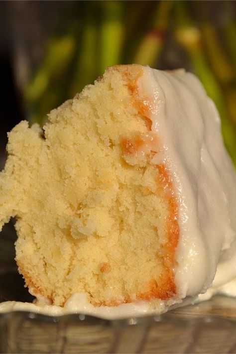 Easy White Cake Recipe, Moist White Cake, Easy Steak Recipes, White Cake Recipe, Easy Steak, Bakers Gonna Bake, Sour Cream Cake, White Cakes, Wedding Cake Recipe