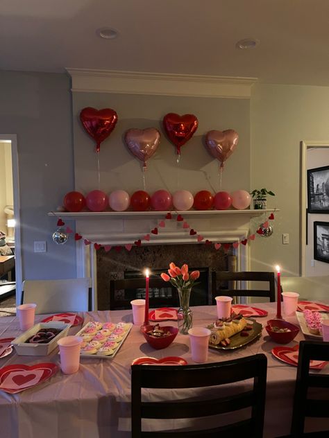 Romcom Birthday Party, Valentines Day Party Aesthetic, Birthday House Party Ideas, Valentine Dinner Party, Dinner Party Planning, Galentines Day Ideas, Galentines Party, Sweet Sixteen Parties, Valentine Dinner