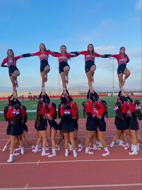 Cheer Pyramids, Doctor Insta, Cheer Dance Routines, Cheer Season, Black Cheerleaders, Sideline Cheer, Cheer Photography, Cheerleading Competition, Cheerleading Photos