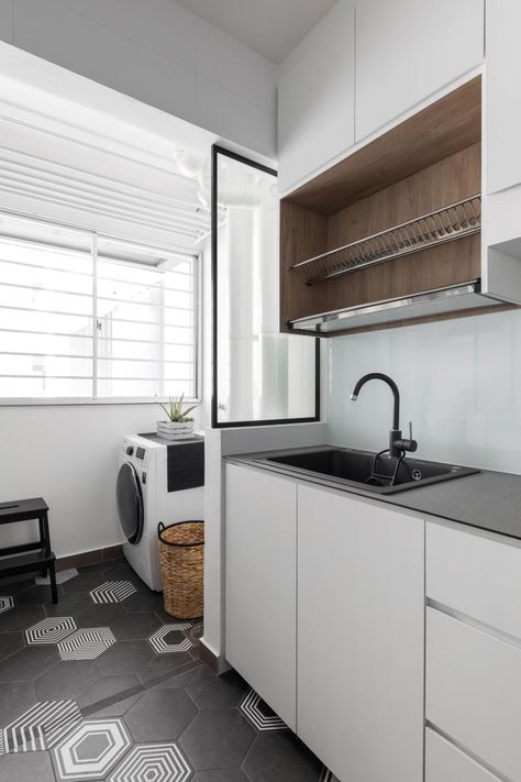 This Family’s 4-Room HDB in Boon Keng is Cosy, Cool & Smart; (pictured) the kitchen and service yard. - Qanvast #singaporehomes #singaporehdb #serviceyard #kitchenideas Laundry And Wet Kitchen, Wet And Dry Kitchen Ideas Hdb, Kitchen Yard Ideas, Service Kitchen Ideas, Hdb Yard Ideas, 4room Hdb Design, Hdb Room Ideas, Hdb 4 Room Bto Singapore Kitchen, Small Service Yard Hdb Ideas