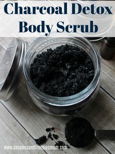 Homemade Mint Charcoal Body Scrub - This easy Charcoal Detox Body Scrub has only 4 simple ingredients! Perfect homemade Christmas gift! Lush Body Scrub, Sugar Body Scrub Diy, Charcoal Body Scrub, Baking Soda Body Scrub, Chocolate Body Scrub, Diy Charcoal, Scrub Recipe Diy, Coconut Oil Body Scrub, Coconut Body Scrubs