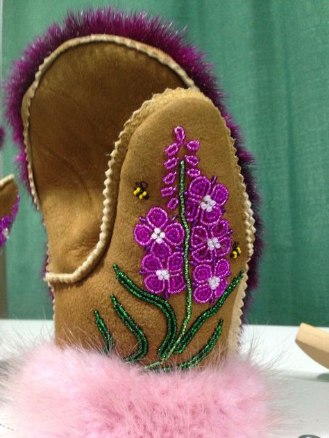 Beaded Fireweed, Beading Moccasins, Beaded Gloves, Native American Beadwork Patterns, Beaded Moccasins, Native Beading Patterns, Native Beading, Beadwork Ideas, Minnetonka Moccasins