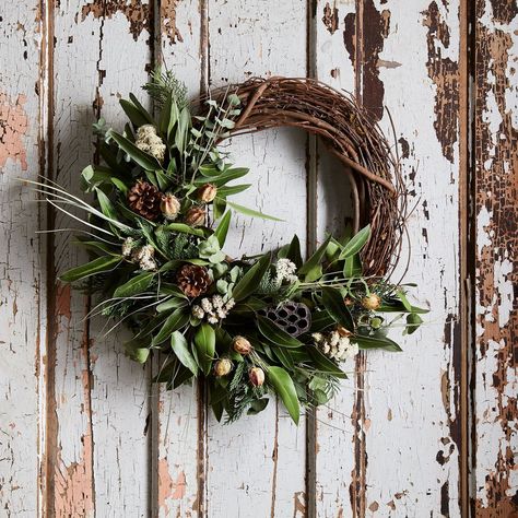 Diy Wreaths Easy, Diy Wreaths Decor, Half Wreath, Christmas Wreath Decor, Fresh Wreath, Lotus Pods, Christmas Decorations Wreaths, Wreaths And Garlands, Pretty Christmas