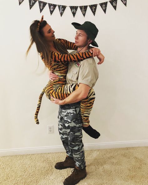 Couple Tiger & Zookeeper Halloween costume Zoo Animal Halloween Costumes, Zookeeper Halloween, Zookeeper Halloween Costume, Animal Halloween Costumes For Women, Zoo Outfit Ideas, Cheetah Halloween Costume, Zoo Outfit, Easy Couple Halloween Costumes, Safari Costume