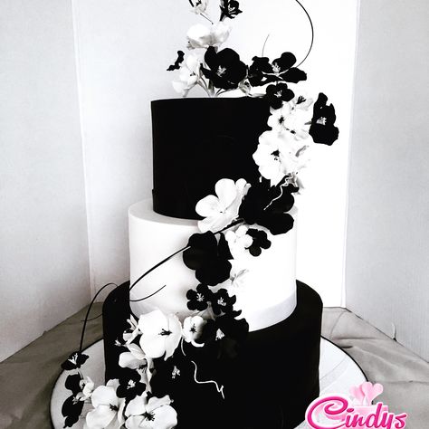 Wedding Cake With Black Flowers, Black White And Silver Wedding Cake, Black And White Wedding Cake Ideas, Black And White Wedding Cake Elegant, Black And Grey Wedding Theme, Wedding Cake Aesthetic, Black And White Wedding Cakes, Mountain Wedding Cake, Classy Wedding Cakes