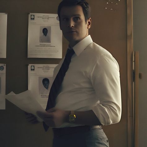 Jonathan Groff Mindhunter, Mind Hunter, Holden Ford, Jonathan Groff, Police Detective, Shirt Sleeves, Love Of My Life, Twins, Ford