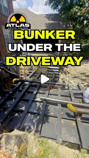 Bunker Ideas Underground, Home Bunker, Bunkers Underground, Prepper Bunker, Zombie Apocalypse House, Underground Bunker Plans, Underground Survival Shelters, Apocalypse House, Bunker Ideas