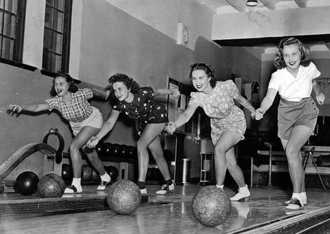 Four girls bowling in the 1950s Old School Pictures, Girls Bowling, Then And Now Pictures, Bowling Outfit, Bowling League, A Streetcar Named Desire, Bowling Party, Bowling Team, Outfit For Women