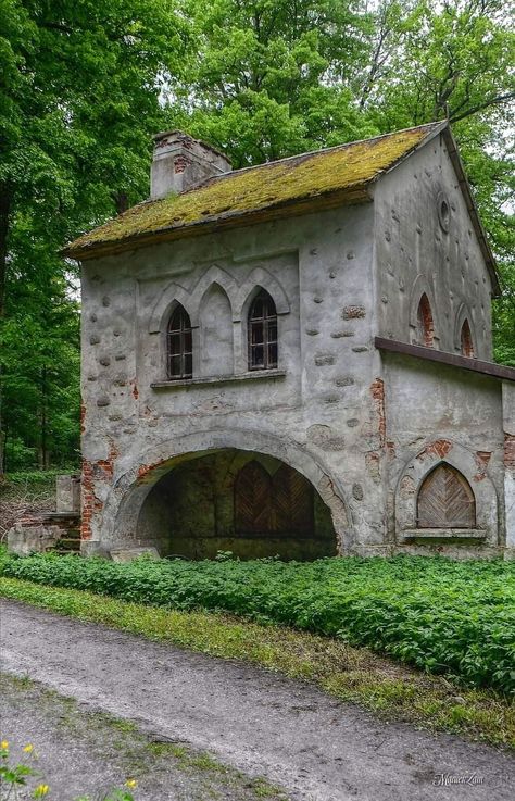 Old English Buildings, English Buildings, Old English House, Haunted Locations, Whimsical Houses, Abandoned Architecture, Heritage Building, Castle Home, Beautiful Decay