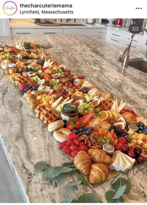 Brunch Charcuterie Table Display, Brunch Graze Board, Brunch Style Birthday Party, Charcuterie Brunch Table, Grazing Table Styling, Small Brunch Grazing Table, Brunch Grazing Board Ideas, Grazing Breakfast Table, Grazing Table Breakfast