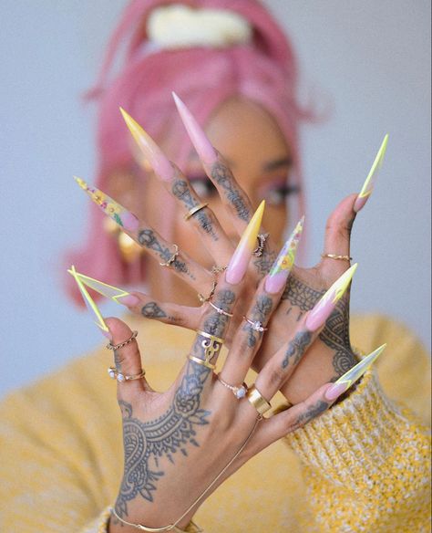 Nail Tech Photoshoot, Nail Tech Photoshoot Ideas, Tech Photoshoot, Bling Stiletto Nails, Nail Designs Bling, Business Nails, Business Photoshoot, Stylish Nails Designs, Nail Pictures