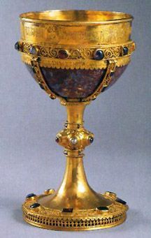 Chalices & Goblets on Pinterest Chalice Drawing, Medieval Chalice, Medieval Goblet, Taverna Medieval, Golden Goblet, Golden Chalice, Medieval Objects, Medieval Life, Medieval World