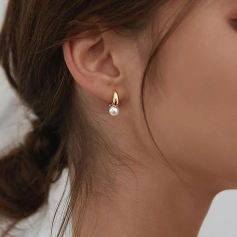 Ready for the upcoming wedding season? Get your cute pearl earrings / bridesmaids gift ready 🤩 Jewelry Dropshipping, Dainty Gold Earrings, Bridesmaid Earrings Gold, Dangle Earrings Wedding, Pearl Earrings Wedding, Prom Jewelry, Tiny Earrings, Jewelry Earring, Gold Pearl Earrings