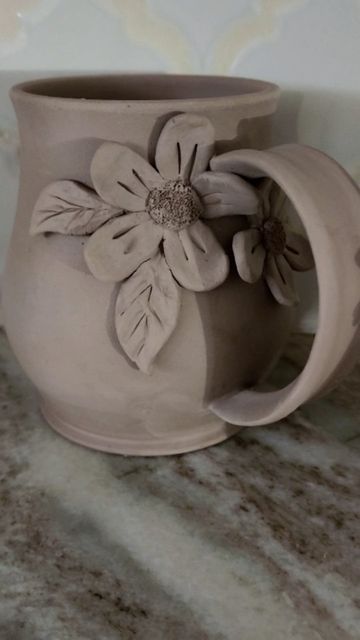 Flower Ceramic Mugs, Flower Mug Pottery, Mug Clay Designs, Slab Mug Ideas, Vase Art Drawing, Beginner Pottery Ideas, Pottery Flower Pots, Flowers Pottery, Pottery Flower Vase