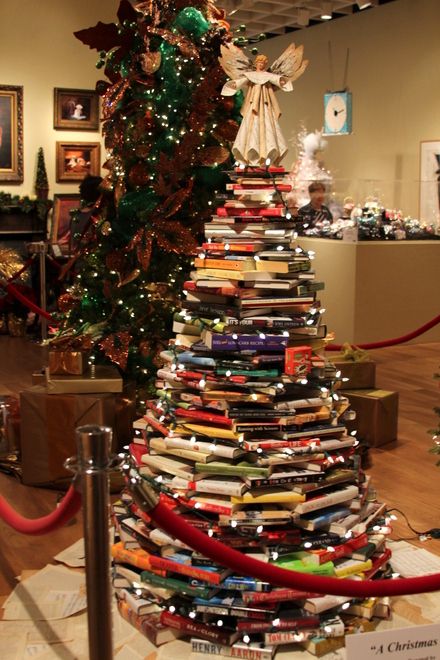 31 Decorating Ideas from OMA's Festival of Trees Book Trees, Christmas Tree Alternatives, Christmas Library, Fete Saint Patrick, Book Christmas Tree, Big Christmas Tree, Plastic Christmas Tree, Book Tree, Festival Of Trees