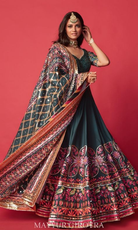 Lengha Reception, Green Pakistani Bridal Dress, Navratri Ideas, Akbar Aslam, Thread Ceremony, Lehenga Ideas, Chania Choli, Simple Kurtis, Best Indian Wedding Dresses