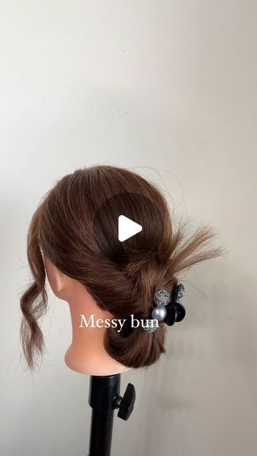 Rashda bushra on Instagram: "tiny claw clip holding this messy bun in place. Simple, stylish, and perfect for any occasion! ✨ #ClawClipBun #EffortlessStyle #HairInspo”" Messy Bun With Claw Clip, Messy Bun Claw Clip, Bun With Claw Clip, Bun Claw Clip, Claw Clip Bun, Clip Bun, Claw Clip, Messy Bun, Hair Inspo