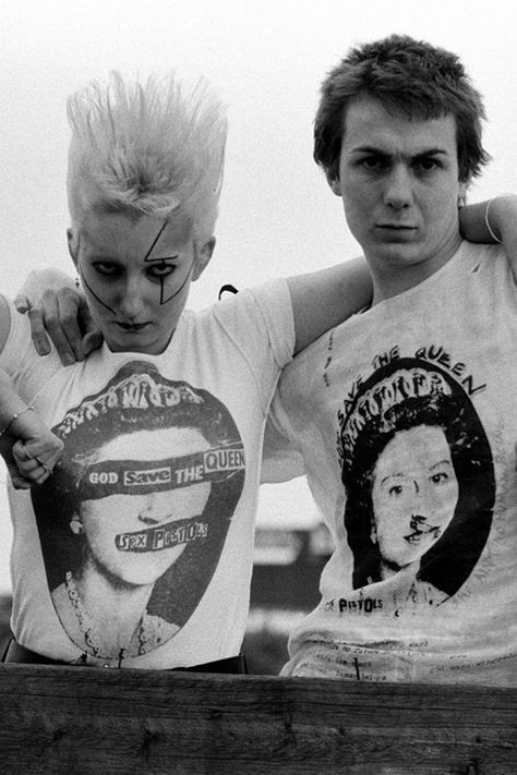 Byronesque Contemporary-Vintage Vivienne Westwood Top, 1977. — BYRONESQUE Vivienne Westwood Punk, Punks 70s, Steve Jones, Vivienne Westwood Dress, Blitz Kids, 70s Punk, Johnny Rotten, God Save The Queen, Sid Vicious