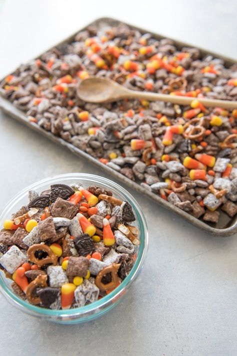 Fall Chex Mix Recipes, Puppy Chow Halloween, Chex Mix Muddy Buddies, Puppy Chow Cookies, Chex Mix Recipes Original, Puppy Chow Chex Mix Recipe, Puppy Chow Recipe, Chex Mix Puppy Chow, Halloween Snack Mix