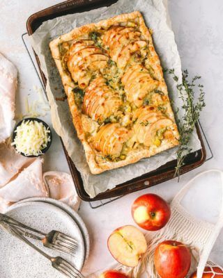 Leeks Recipe, Savory Apple Recipes, Apple Cheddar, Leek Recipes, Apple Dishes, Puff Pastry Tart, Apples And Cheese, Savory Tart, Apple Tart