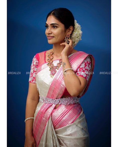 2,039 Likes, 5 Comments - Sara Ganesh (@saraganeshmakeupartist) on Instagram: “Product of Bridaliza 😍  For bookings watsapp  9840312031  #saraganeshmakeupartist…” Silver Zari Saree, Pink Combination, Zari Saree, Blouse Designs Catalogue, Traditional Silk Saree, Silk Saree Kanchipuram, South Indian Sarees, Saree Blouse Patterns, Silk Saree Blouse Designs