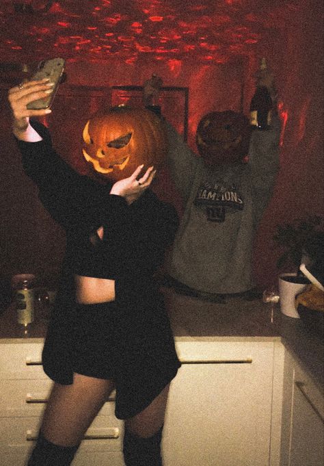 #halloween #pumpkin #aesthetic #spooky #inspiration #friends Halloween Pics Aesthetic, Spooky Girl Aesthetic, Halloween Pumpkin Aesthetic, Halloweentown Aesthetic, Spooky Inspiration, 90s Halloween Party, Halloween Band, Manifestation Mood Board, Fool Moon