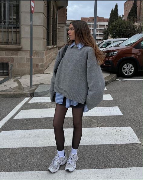 Grey Pullover Outfit, Blue Jeans Outfit Winter, Grey Sweater Outfit, December Outfits, Fall Outfit Inspiration, Pullovers Outfit, Stylish Winter Outfits, Rock Outfit, Outfit Inspiration Fall