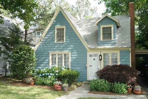 Cute Cottage House, Blue Exterior House Colors, Light Blue Houses, Beach Cottage Exterior, Cute Cottages, House Porch, Cottage Exteriors, Little Cottages, Bungalow Exterior