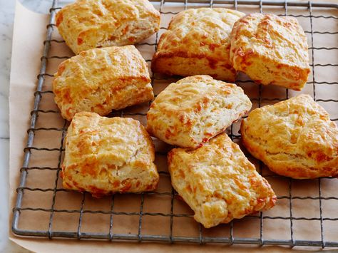 Recipe of the Day: Buttermilk Cheddar Biscuits  The secret to Ina's perfect, cheddar-loaded biscuits is to use cold ingredients. As they bake, the ice-cold butter melts and steams, making them light and flaky. Dill Scones, Cheddar Biscuits Recipe, Pepper Biscuits, Parmesan Biscuits, Buttermilk Biscuits Recipe, Ina Garten Recipes, Cheddar Biscuits, Biscuit Rolls, Cheese Biscuits