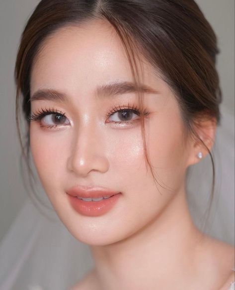 Natural Makeup Look For Graduation, Make Up Ideas For Prom Natural Looks, Asian Bridal Look, Thai Wedding Makeup Looks, Asian Eye Makeup Wedding, Soft Makeup For Prom, Makeup Inspo Graduation, Korean Makeup Bridal, Natural Asian Makeup Looks