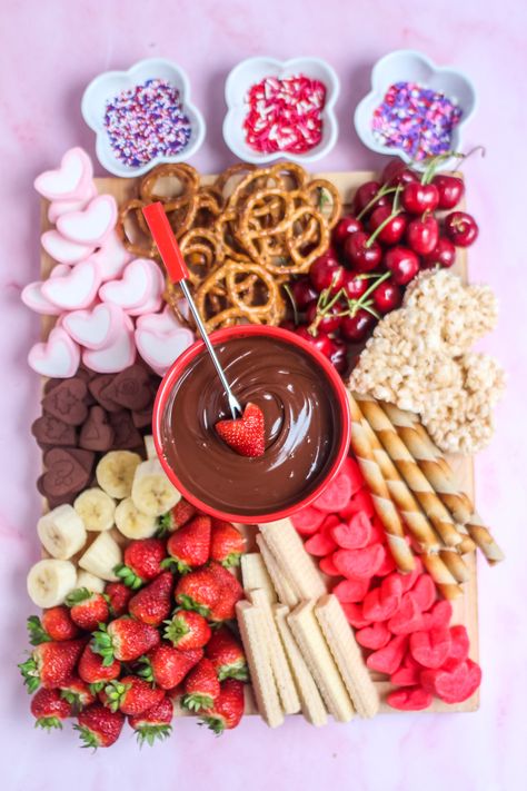 Looking for a fun and easy way to celebrate Valentine's Day? Try this delicious Valentine's day chocolate fondue board! Chocolate Fondue Charcuterie Board, Christmas Chocolate Fondue, Valentines Board Ideas, Chocolate Fondue Board, Fondue Board, Galentines Day Ideas, Valentine's Day Chocolate, Holiday Platters, Valentines Day Chocolates