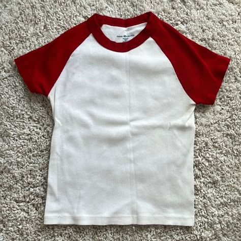 Brandy Melville Baseball Type Cotton Shirt w/ Red Sleeves Brandy Melville Shirts, Brandy Melville T Shirts, Fall Fits, Brandy Melville Tops, Red Shirt, Dream Clothes, Aesthetic Outfits, Cute Shirts, Baseball Tee