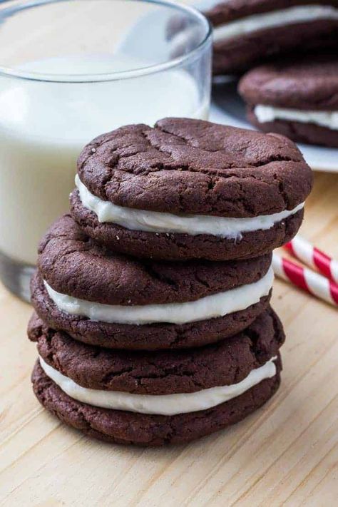 Homemade Oreos Recipe, Homemade Oreo Cookies, Oreo Cookie Cake, Homemade Oreos, Oreo Cookie Recipes, Oreo Filling, Devils Food Cake Mix Recipe, Cookie Sandwiches, Whoopie Pie