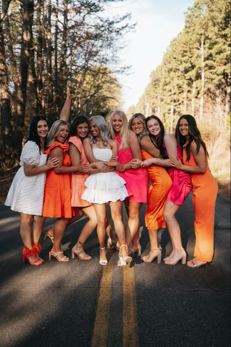 Birthday Group Outfit Ideas, Group Photoshoot Outfits, Big Group Picture Ideas, Group Friend Pictures, Spring Group Photoshoot, Exec Board Photoshoot, Matching Group Outfits, Sorority Recruitment Pictures, Sorority Recruitment Photos