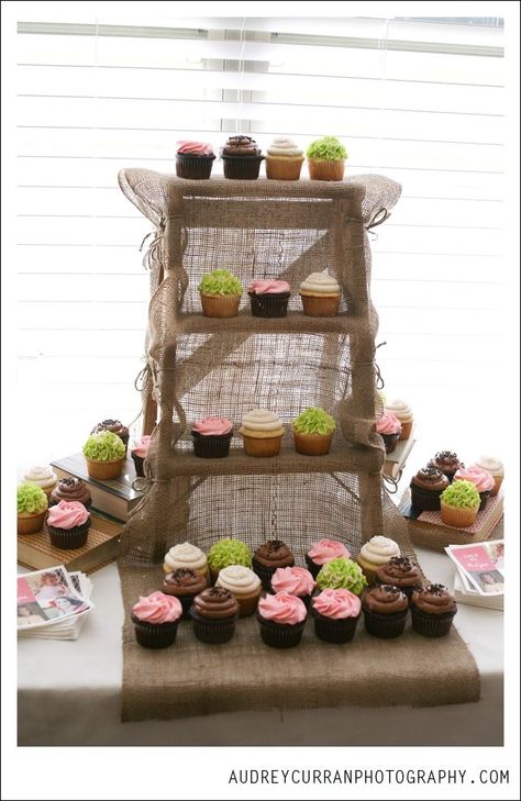 Cupcake Display Ideas Diy, Show Ideas, Rustic Cupcakes, Cupcake Table, Cake Stall, Ideas Cupcakes, Bridal Shower Cupcakes, Diy Cupcake, Community Hub