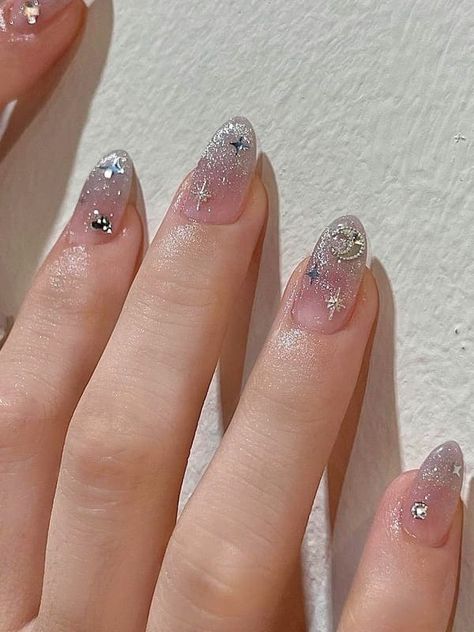 Korean Nails Trends, Pressed On Nails Design, Korean Silver Nails, Korean Nail Art 2023, Elegant Korean Nails, Silver Glitter Nail Art, Silver Jelly Nails, Silver Douyin Nails, Cute Jelly Nails Korean