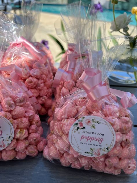 Pink Popcorn Baby Shower Favors, Baby Shower Treats Girl, Baby Shower Goodie Bags, Diy Baby Shower Ideas, Pink Cake Pops, Baby Shower Sweets, Baby Shower Treats, Baby Shower Gift Basket, Butterfly Baby Shower