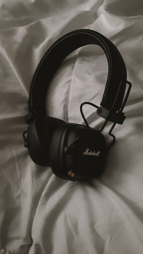 Marshall Headphones Aesthetic, Marshall Major Iv, Retro Headphone, Marshall Headphones, Marshall Major, Headphones Aesthetic, Girl With Headphones, Sony Headphones, Inside My Bag