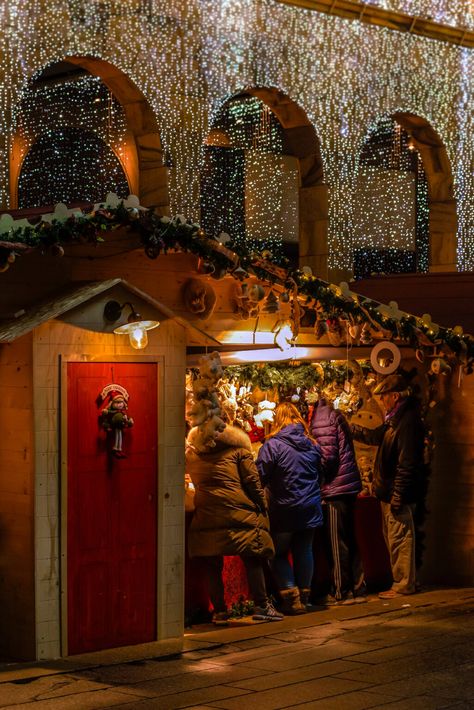 Milan Italy Christmas, Milan At Christmas, Christmas In Milan, Milan In Winter, Milan Christmas, Switzerland Winter, Santa Claus House, Christmas Market Stall, Market Scene