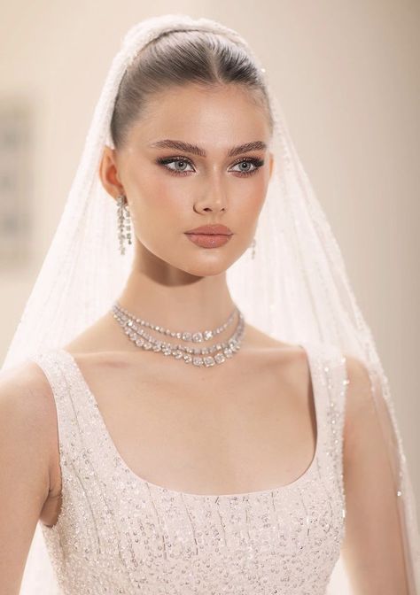 Glam Bride Makeup, Haircut 90s, Glam Wedding Makeup, Glam Bride, Bridesmaid Hair Makeup, Medium Length Haircut, Pretty Wedding Dresses, Fancy Wedding Dresses, Wedding Makeup Looks