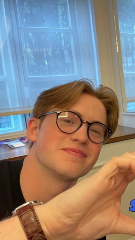 Kit Connor With Glasses, Kit Connor Glasses, Kit Conner Wallpaper, Kit Connor Wallpaper, Kit Conor, Kit And Joe, Kit Conner, Heartstopper Cast, Joe Locke